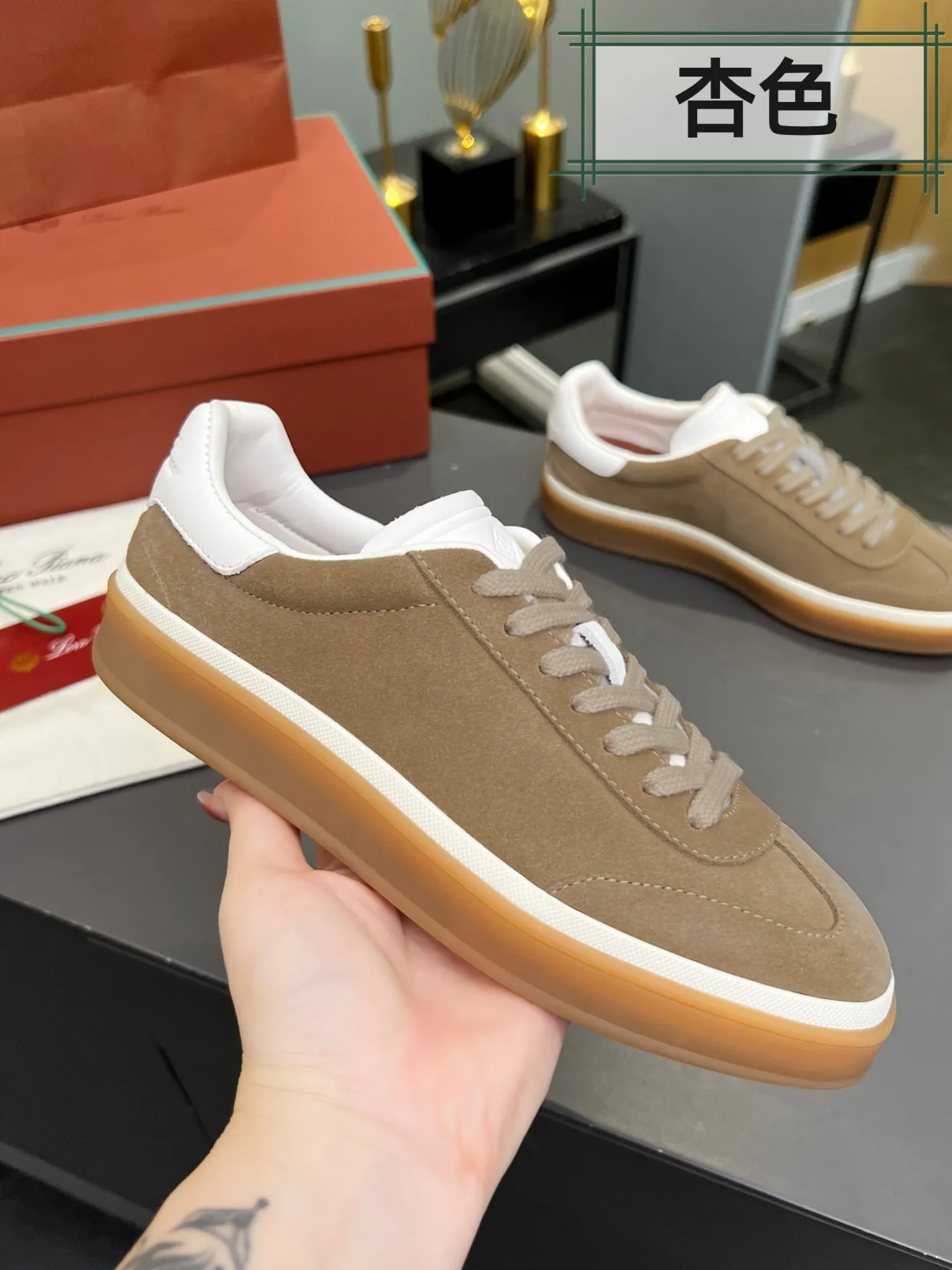 Men's shoes 💰600 purchasing agent, high version 🦅⛳️ Italy [Loro Piana] Tennis walk series LP couple's moral training shoes casual sports shoes sneakers 🎁🎁 Original purchase development and production This new suede tennis shoe adopts an ultra-low design, suitable for wearing all year round 👫👫 The wrapped sole creates an effortlessly attractive color combination that harmoniously blends functionality with understated style, making it the ideal shoe for urban wear. Soft calfskin tongue with Kummel color insert at the heel, cotton lace upper with embossed LP logo, cowhide suede sole, rubber-lined calfskin ✦Upper: imported first-layer cowhide➕customized original cowhide ✦lining: cowhide lining➕cowhide insole ✦sole: original molded TPR ultra-light outsole ✦packaging: original complete package ✦Female size: 35--40 ✦Male size: 39--45